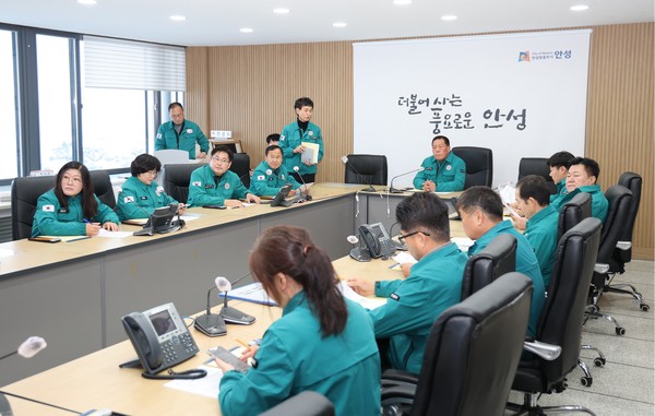 ▲ 재난상황실 방문한 안성시의회 의원들.