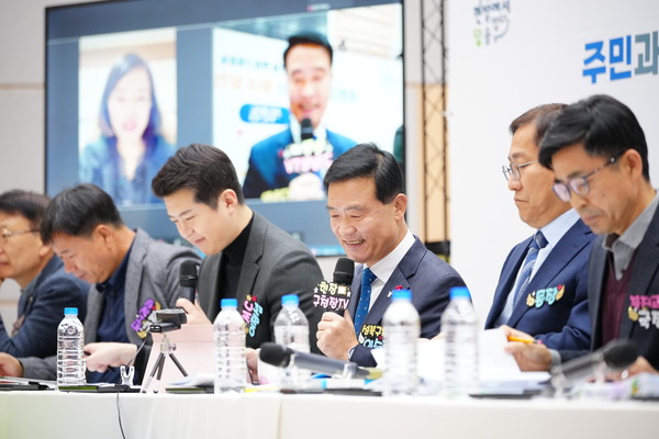 ▲ 이승로 성북구청장이 영상통화 제안을 경청하고 있다.