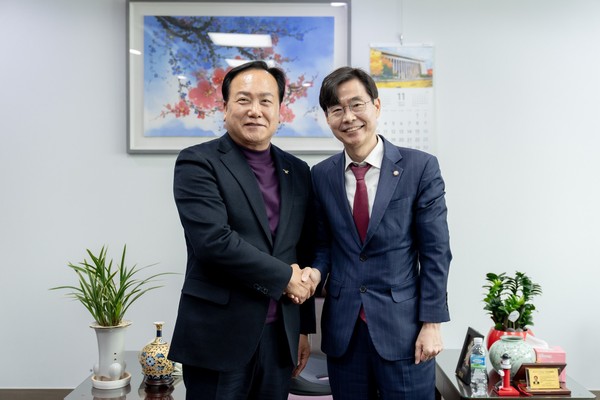 ▲ 이권재 오산시장(왼쪽)과 조경태 국회의원(오른쪽).
