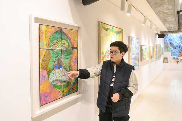▲ 발달장애 화가 양예준 개인전에서 그림을 설명하는 양예준 군.
