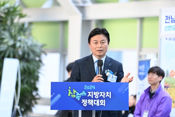 ▲ 조용익 부천시장이 ‘2024 참좋은 지방자치 우수정책 발표대회’에서 ‘소통에 진심인 부천시’를 주제로 발표하고 있다.