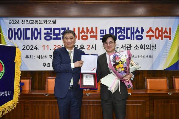 ▲ 김병수 김포시장(오른쪽) '선진교통문화 시정대상' 수상 모습.