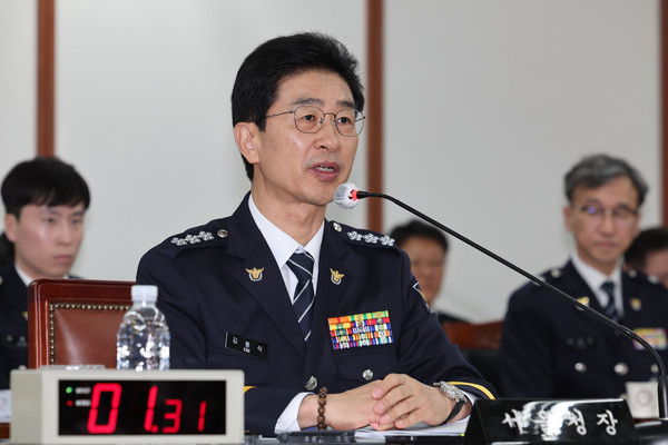 ▲ 김봉식 서울경찰청장이 지난 10월 15일 오후 서울 종로구 서울경찰청에서 열린 행정안전위원회 서울경찰청 국정감사에서 의원질의에 답하고 있다. /뉴시스
