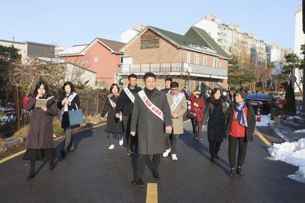 ▲ 김정헌 인천중구청장이 불법 주정차 관련 민생 현장 점검을 실시하고 있다.