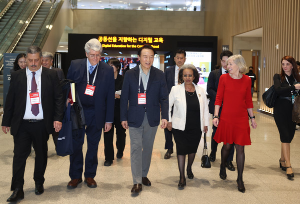 ▲ 임태희 교육감, 사흘레 워크 쥬드 에티오피아 전 대통령 스테파니아 지아니니 유네스코 교육사무총장보와 다자회담 가지는 모습.