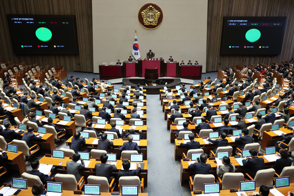 ▲ 2일 오후 서울 여의도 국회에서 열린 제418회 국회(정기회) 제14차 본회의에서 의료법 일부개정법률안이 재적 300인, 재석 286인, 찬성 280인, 반대 0인, 기권 6인으로 통과되고 있다. /뉴시스