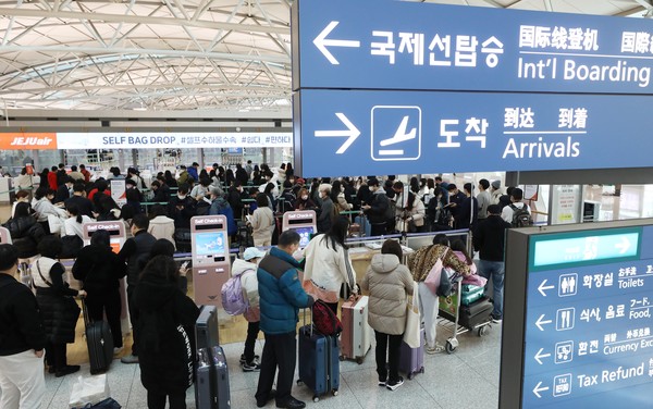 ▲ 설 연휴를 앞두고 19일 인천국제공항 제1여객터미널에서 출국하려는 이용객들로 북적이고 있다. /뉴시스