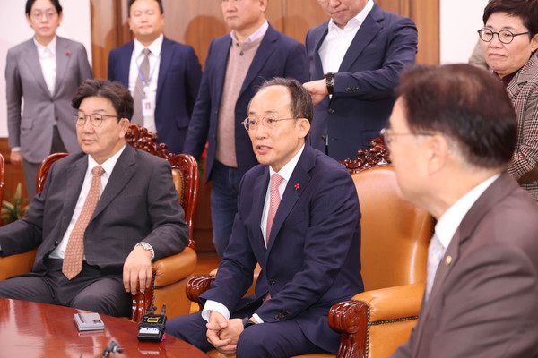 ▲ 추경호 국민의힘 원내대표와 중진 의원들이 2일 오전 서울 여의도 국회에서 열린 비상의원총회를 마친 뒤 국회의장실을 방문해 우원식 의장에게 감액 예산안의 본회의 처리에 대한 반대 의견을 전달하고 있다. /뉴시스
