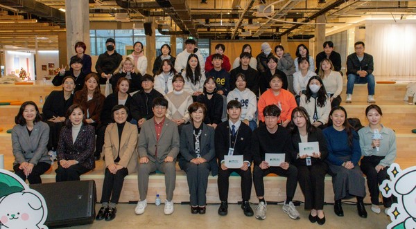 ▲ (첫줄 왼쪽부터) 초록우산 경기지역본부 여인미 본부장, 초록우산 이수경 부회장, 경기도사회서비스원 안혜영 원장, 경기도의회 여성가족평생교육위원회 장민수 의원, 경기도의회 보건복지위원회 정경자 의원 및 관계자들이 기념사진을 촬영하고 있다.