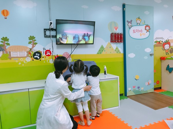 ▲ 용인시 어린이 사회복지 급식관리지원센터 내 체험관에서 손씻기 교육을 받고 있는 어린이들 모습.