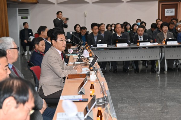 ▲ ‘제10회 시민참여 주간회의’에서 이현재 시장이 인사말을 건네고 있다.