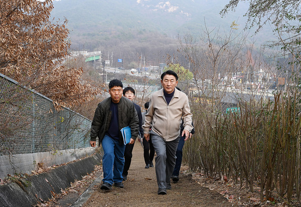 ▲ 김동근 시장이 장암숲 늘품길 조성 현장을 점검하고 있다.
