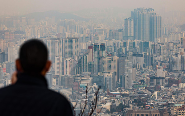 ▲ 1일 서울 남산에서 아파트 밀집지역이 보이고 있다. /뉴시스