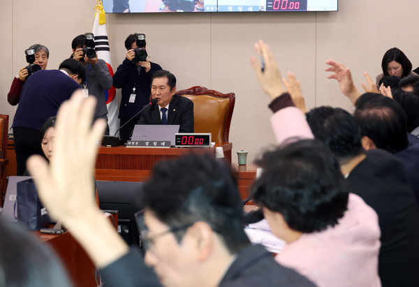 ▲ 정청래 국회 법사위원장이 3일 서울 여의도 국회에서 법무부·검찰청·검사의 헌법·법령 위반 등에 대한 감사요구를 안건으로 열린 제418회 국회(정기회) 법제사법위원회 제18차 전체회의를 주재하고 있다. 여당 의원들이 손을 들어 토론 발언을 요청하고 있다. /뉴시스