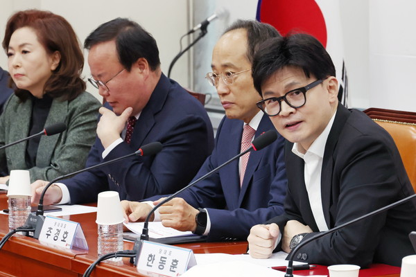 ▲ 한동훈(오른쪽) 국민의힘 대표가 2일 오전 서울 여의도 국회에서 열린 최고위원회의에서 발언하고 있다. /뉴시스