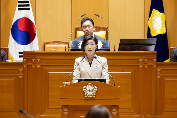 ▲ 구로구의회 김미주 의원이 제332회 구로구의회 정례회 제4차 본회의에서 시책질의를 하고 있다.