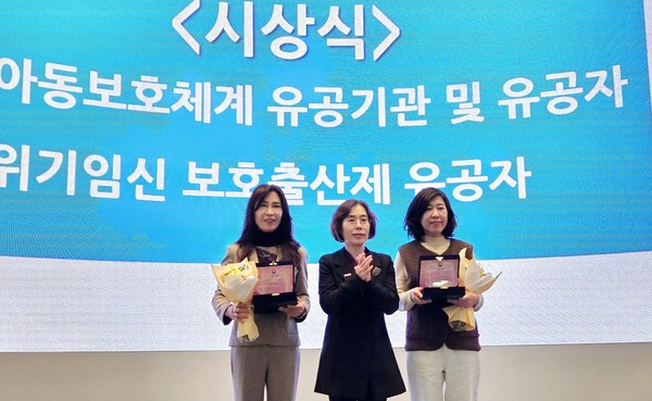▲ 김정은 인천시 아동정책과장(왼쪽)과 김상희 보건복지부 인구아동정책관(가운데).
