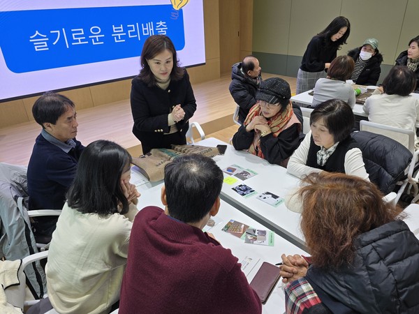 ▲ 시에서 양성한 기후에너지 강사가 통장교육에서 신규 통장 대상으로 탄소중립교육을 진행하는 모습.