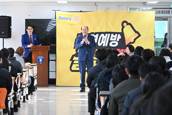 ▲ '청소년 약물 오남용 예방 골든벨' 행사에 참여한 박형덕 동두천시장.