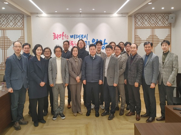 ▲ 의왕시 하반기 건축사 간담회 참석자들이 기념촬영을 하고 있다.
