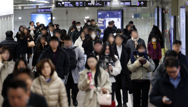 ▲ 윤석열 대통령이 비상계엄을 선포한 지 6시간여 만에 해제한 4일 서울 광화문역에서 시민들이 출근길 발걸음을 재촉하고 있다. /뉴시스
