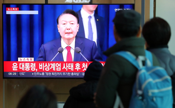 ▲ 윤석열 대통령이 비상계엄 해제를 선언한 4일 오전 서울역 대합실에서 시민들이 관련 뉴스를 보고 있다. /뉴시스