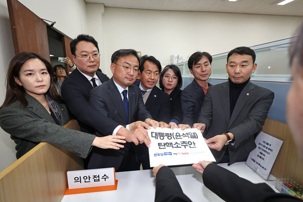 ▲ 김용민(오른쪽) 더불어민주당 의원, 신장식(오른쪽 다섯 번째부터) 조국혁신당 의원, 천하람 개혁신당 원내대표와 이주영 의원, 윤종오(왼쪽 네 번째부터) 진보당 원내대표, 용혜인 기본소득당 대표, 한창민 사회민주당 대표가 야6당이 공동발의한 윤석열 대통령 탄핵소추안을 의안과에 제출하고 있다. /뉴시스
