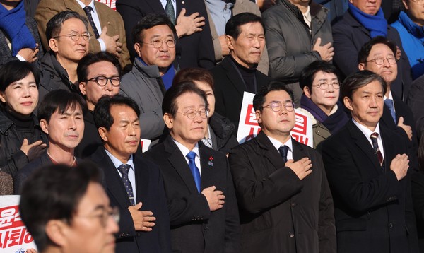 ▲ 이재명 더불어민주당 대표를 비롯한 참자들이 4일 오후 서울 여의도 국회에서 열린 윤석열 대통령 사퇴 촉구 탄핵추진 비상시국대회에서 국민의례를 하고 있다. /뉴시스