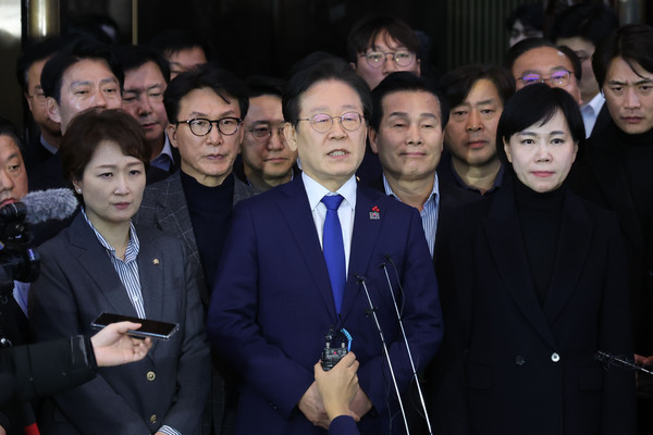 ▲ 윤석열 대통령이 긴급 대국민 담화를 통해 비상계엄령을 발표한 가운데 4일 서울 여의도 국회에서 비상계엄해제요구안이 가결된 뒤 이재명 더불어민주당 대표가 발언하고 있다. /뉴시스