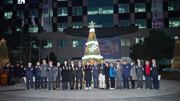 ▲ 2024년 크리스마스트리 점등식 참석한 의원들과 참석자들.