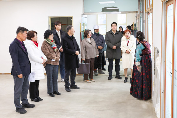 ▲ 안산시의회 기획행정위원회가 지난 3일 행복예절관을 방문해 현장 점검을 실시했다.