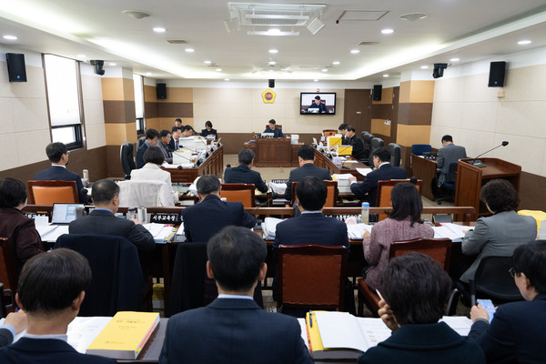 ▲ 인천시의회 인천시교육청 2025년도 예산안 심사 진행 모습.
