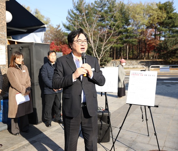 ▲ 박일하 동작구청장이 지난 4일 열린 노량진배수지교차로 우회전차로 신설 개통식에서 인사말을 하고 있다.