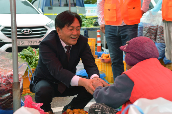 ▲ 박용철 강화군수가 군민과 인사를 나누고 있다.