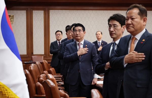 ▲ 이상민 행정안전부 장관, 김용현 국방부 장관 및 국무위원들이 지난 3일 오전 서울 종로구 정부서울청사에서 세종-서울 영상으로 열린 국무회의에 참석해 국민의례를 하고 있다. /뉴시스