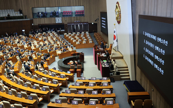 ▲ 5일 오전 서울 여의도 국회 본회의장에서 최재해 감사원장, 이창수 서울중앙지검장, 조상원 4차장검사, 최재훈 반부패수사2부장에 대한 탄핵소추안이 상정되고 있다. /뉴시스