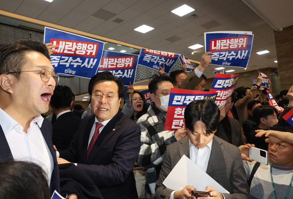 ▲ 5일 서울 여의도 국회 로텐더홀에서 여야 의원 및 당직자들이 ‘내란행위 즉각수사’ 및 ‘탄핵남용’ 등을 외치며 서로를 규탄하고 있다. /뉴시스