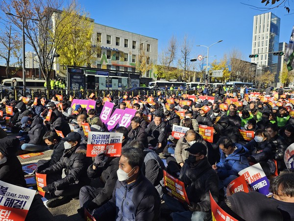 ▲ 노사 간 교섭 결렬로 5일 무기한 총파업에 들어간 전국철도노동조합(철도노조)이 서울역 12번 출구 앞에서 출정식을 열고 본격 투쟁을 선포했다. /뉴시스