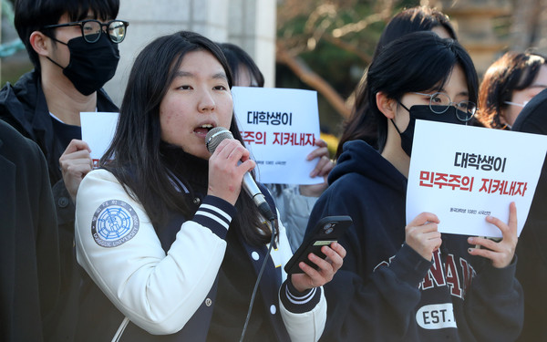 ▲ 지난 4일 오후 서울 중구 동국대학교 광장에서 재학생들이 '윤석열 대통령 퇴진 촉구 동국대학생 108인 시국선언'을 하고 있다. /뉴시스