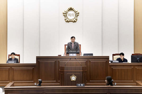 ▲ 제249회 임시회에서 개회사 중인 김종혁 의장.
