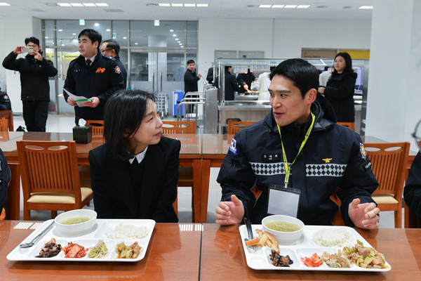 ▲ 서울소방학교 급식 실태 점검 중인 최호정 의장.