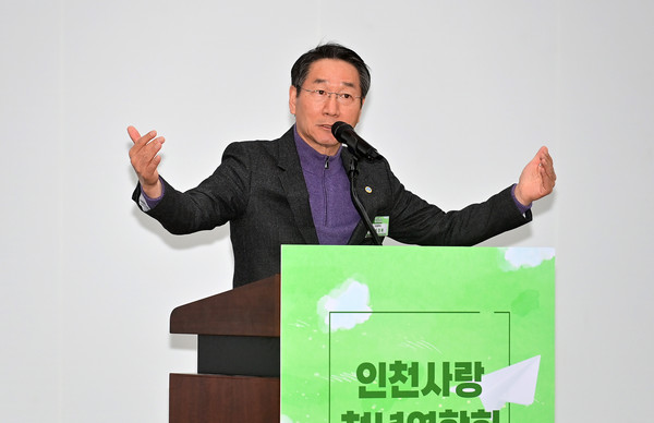 ▲ 유정복 인천광역시장이 '인천사랑청년연합회 창단식'에서 참석자들과 축사를 하고 있다.