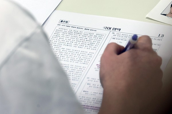 ▲ 지난달 14일 오전 서울 서초구 반포고등학교에 마련된 고사장에서 수험생들이 시험을 준비하고 있다. /뉴시스