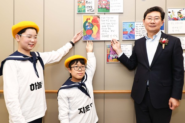 ▲ 이상일 용인특례시장이 학생들의 그림에 감상평을 남긴 뒤 기념촬영을 하고 있다.