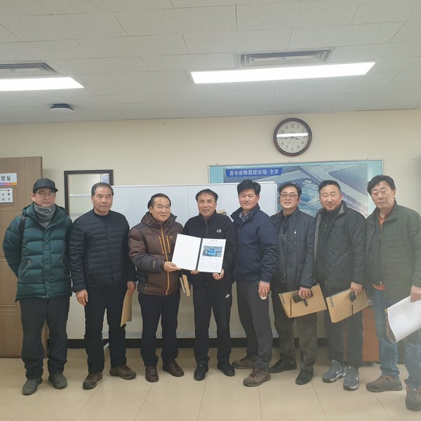 ▲ 안양시와 농수산물도매시장 시장관리운영위원회 협약 체결 모습.
