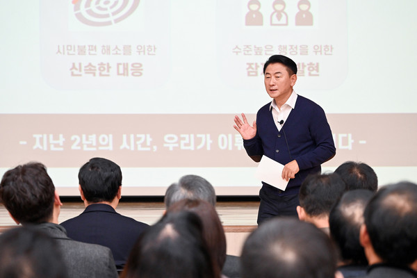 ▲ 김동근 시장이 ‘2024년 12월 미래가치 공유의 날’을 진행하고 있다.