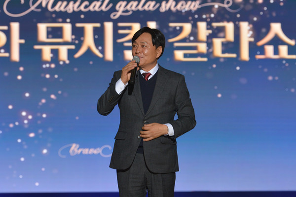 ▲ 박용철 강화군수가 강화 뮤지컬 갈라쇼에 참석해 인사말을 하고 있다.