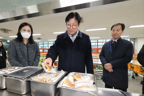 ▲ 도성훈 인천광역시교육감, 인천논현초 방문해 총파업 대응 상황 점검 모습.