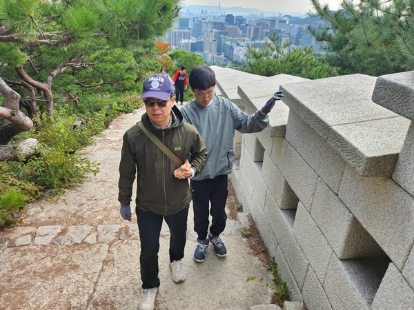 ▲ 한양도성 순성 완주하는 모습.