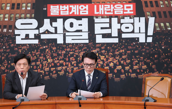 ▲ 김민석 더불어민주당 최고위원과 조승래 수석 대변인이 윤석열 대통령 담화 관련 브리핑을 하고 있다. /뉴시스